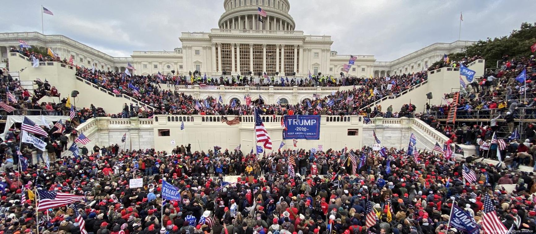 Республиканцев, осудивших штурм Капитолия, выгнали из партии