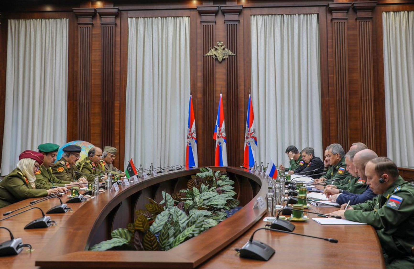 Khalifa Haftar with a delegation at talks in Moscow