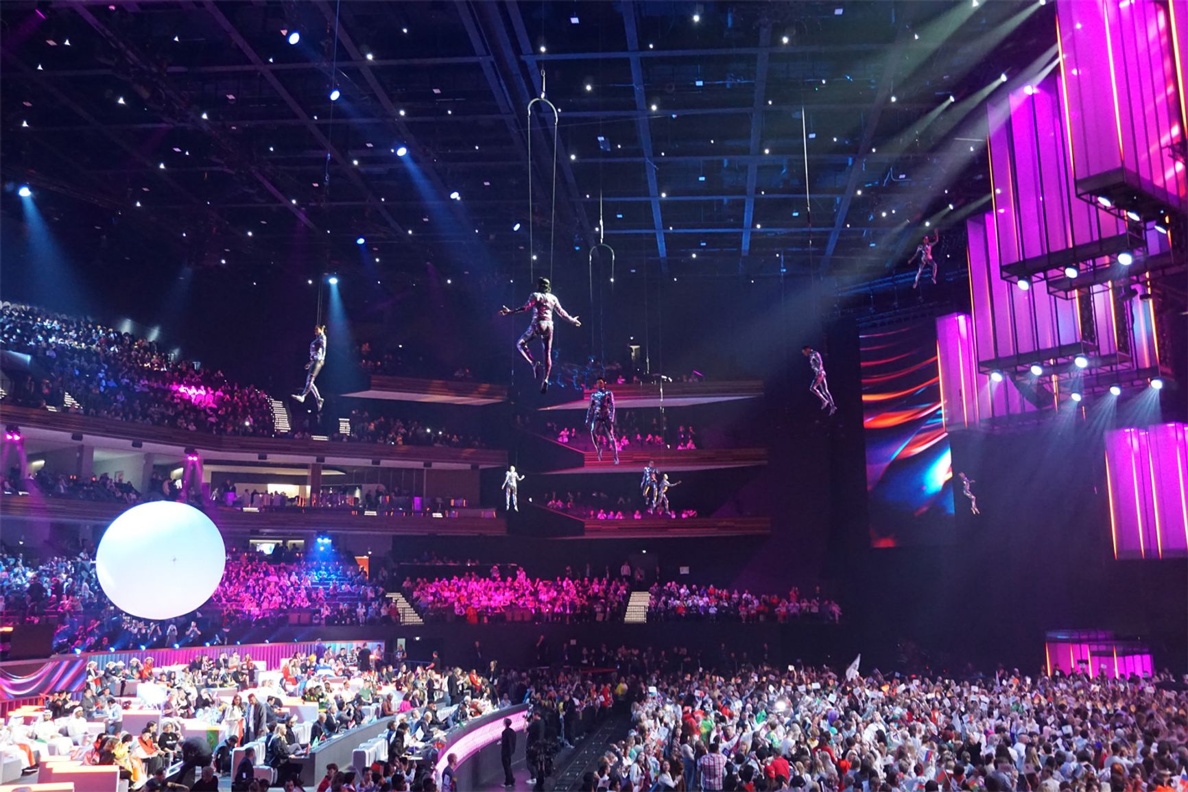 На оформлении зала организаторы не экономили