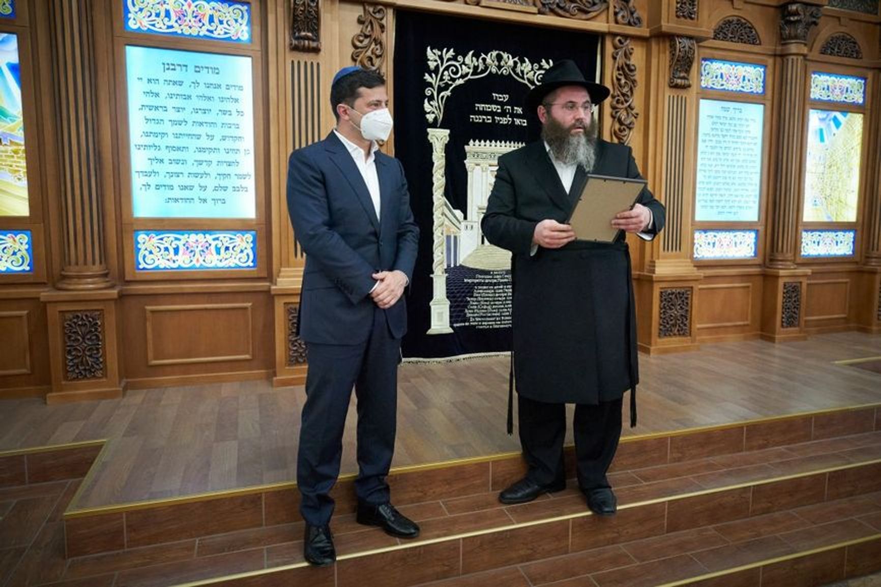 President Volodymyr Zelensky and Yosef Yitzhak Wolf, Chief Rabbi of the region, at the synagogue in Kherson.