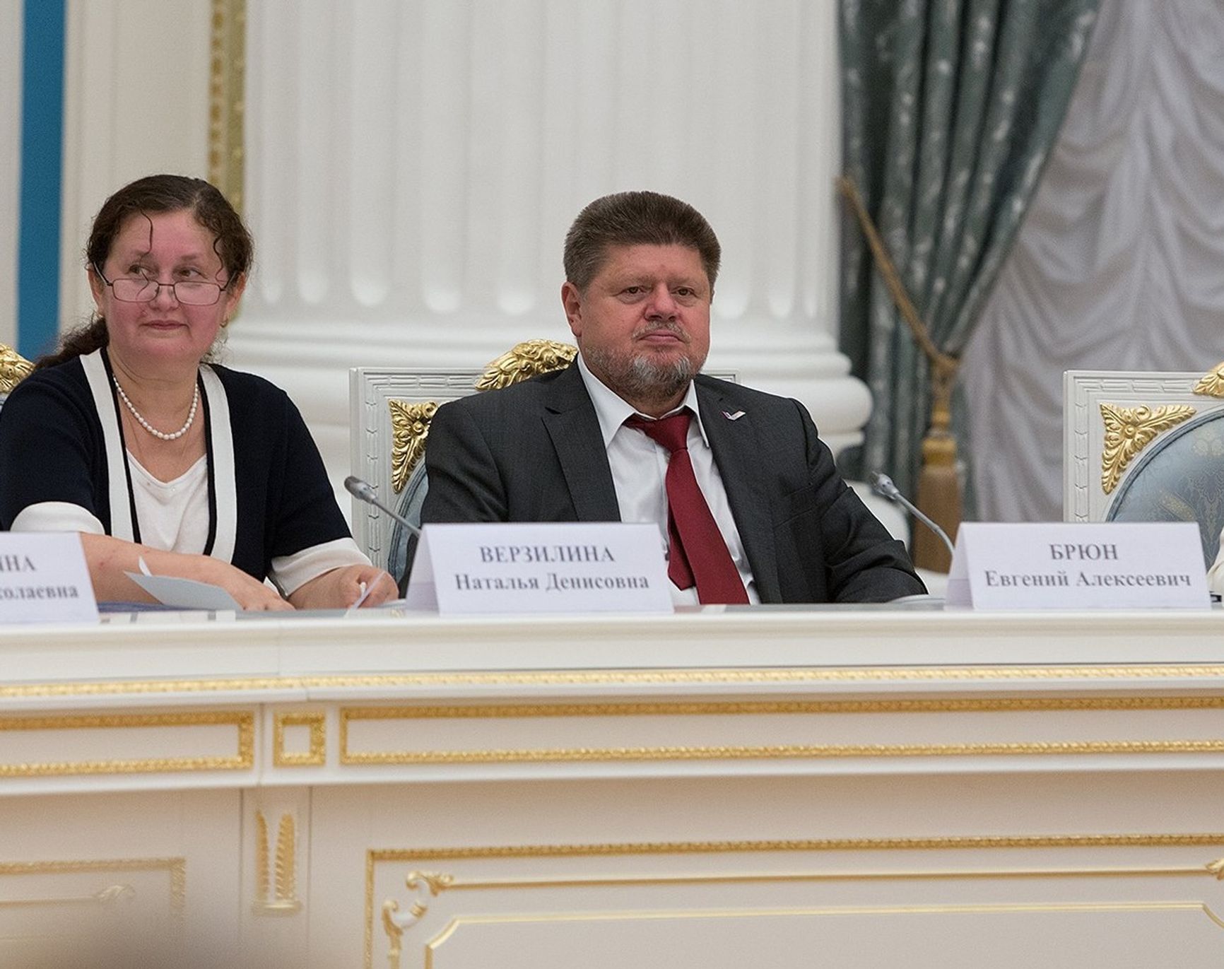 Евгений Брюн готовится рассказать Владимиру Путину о наркомане, который греет ложку с героином на открытом огне прямо на нефтеперерабатывающем заводе. Фото: council.gov.ru 