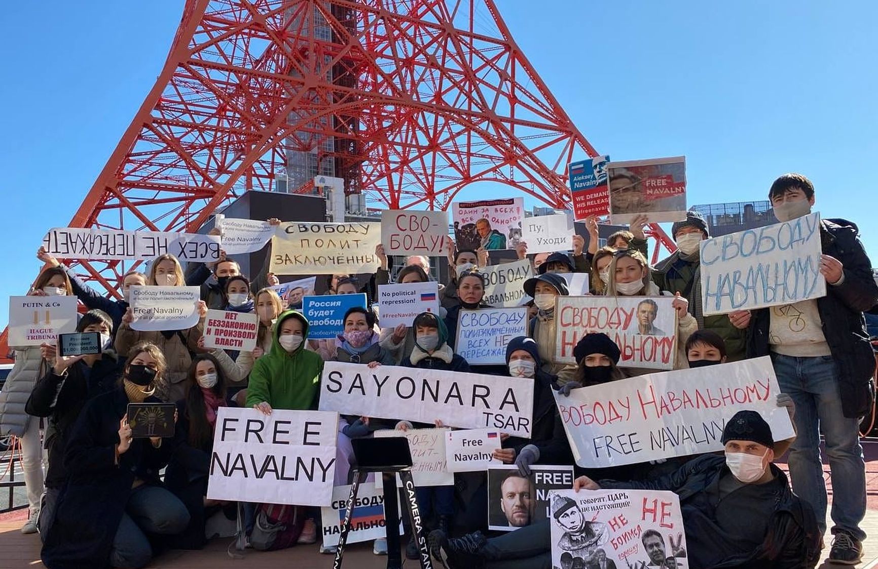В Токио несколько десятков человек вышли с плакатами к зданию посольства России.