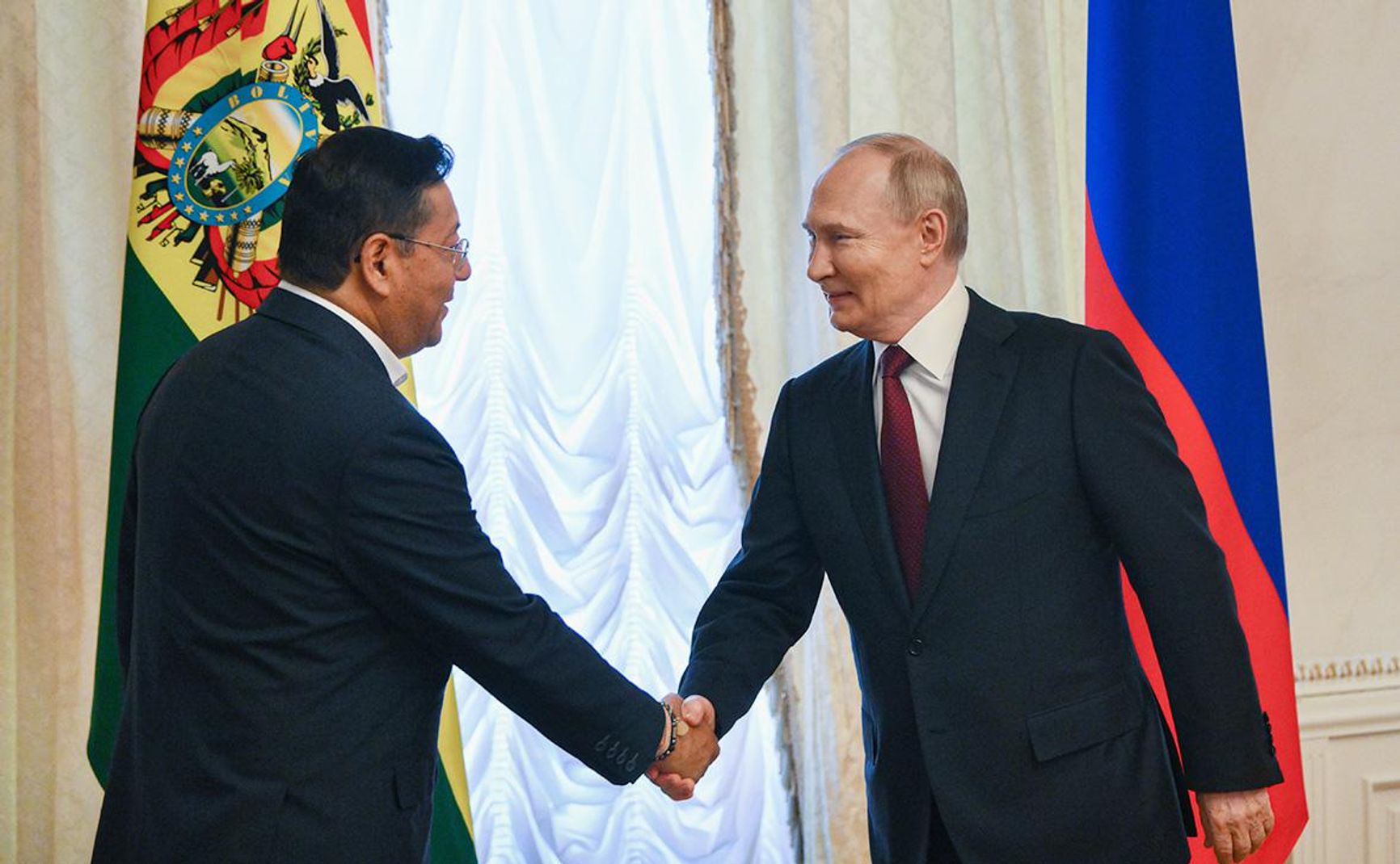 Однопартиец Моралеса и его конкурент в борьбе за власть Луис Арсе на встрече с Путиным